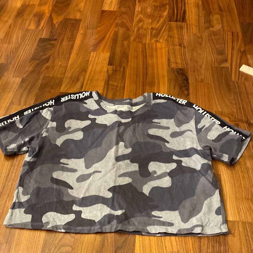 Hollister cropped camouflage T-shirt